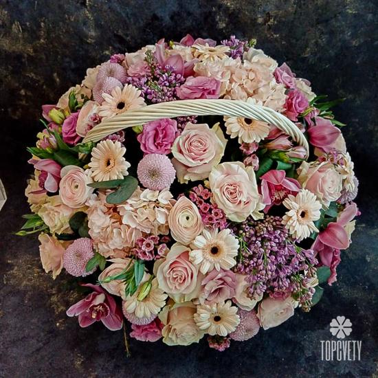 Букет из ранункулюсов, роз и гербер в корзине