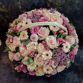 Букет из ранункулюсов, роз и гербер в корзине