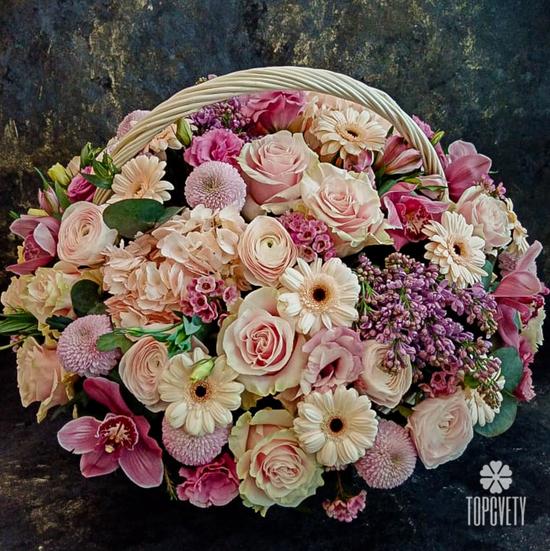 Букет из ранункулюсов, роз и гербер в корзине