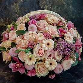 Букет из ранункулюсов, роз и гербер в корзине