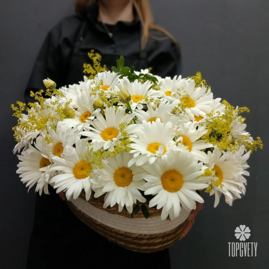 Композиция из ромашек в корзине