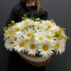 Композиция из ромашек в корзине