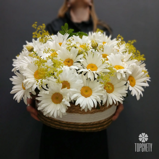 Композиция из ромашек в корзине