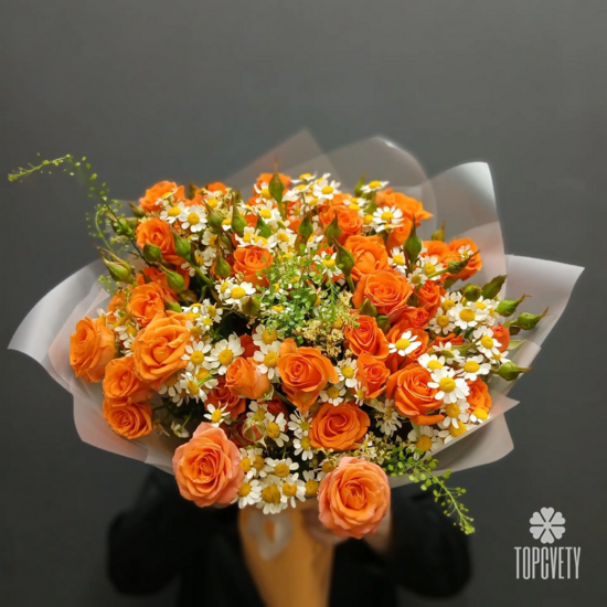 Букет из кустовых роз и  танацетума