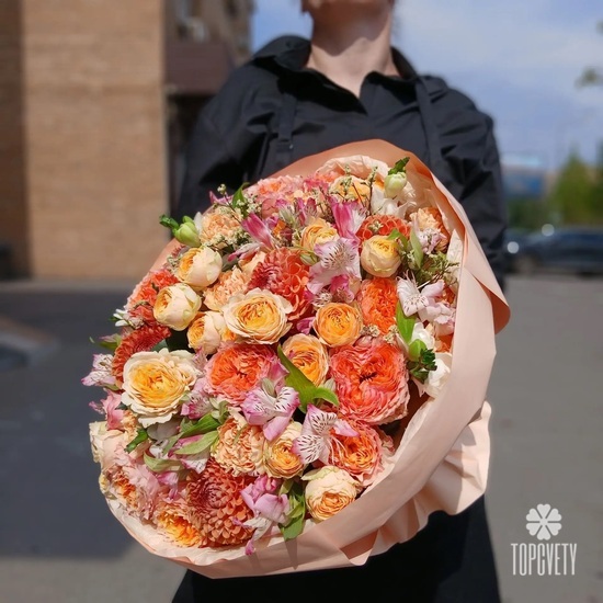 Букет из георгин , роз и альстромерии