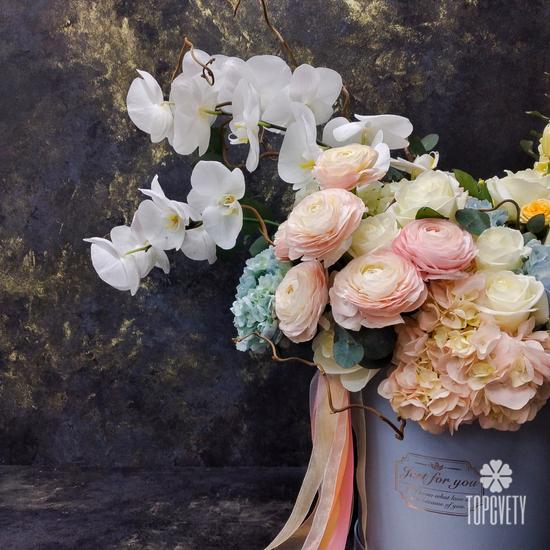 Букет из ранункулюсов, орхидей, гортензий и роз в коробке