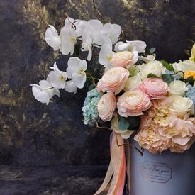 Букет из ранункулюсов, орхидей, гортензий и роз в коробке