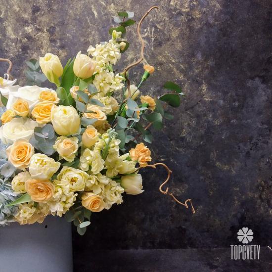 Букет из ранункулюсов, орхидей, гортензий и роз в коробке