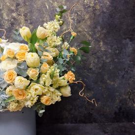 Букет из ранункулюсов, орхидей, гортензий и роз в коробке