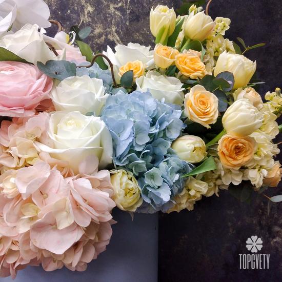 Букет из ранункулюсов, орхидей, гортензий и роз в коробке