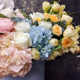 Букет из ранункулюсов, орхидей, гортензий и роз в коробке