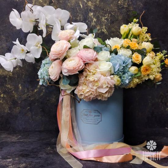 Букет из ранункулюсов, орхидей, гортензий и роз в коробке