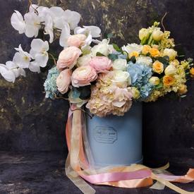 Букет из ранункулюсов, орхидей, гортензий и роз в коробке