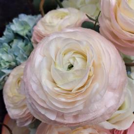 Букет из ранункулюсов, орхидей, гортензий и роз в коробке