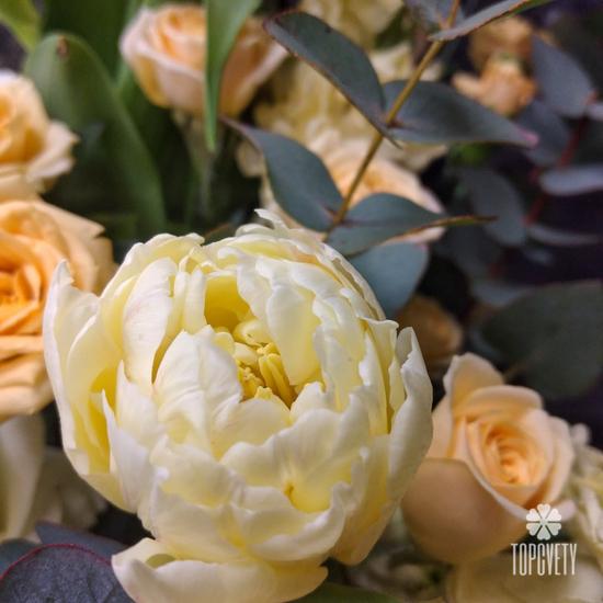 Букет из ранункулюсов, орхидей, гортензий и роз в коробке