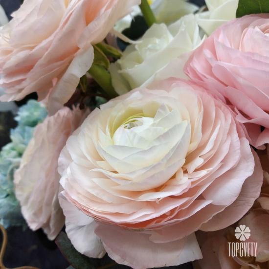 Букет из ранункулюсов, орхидей, гортензий и роз в коробке