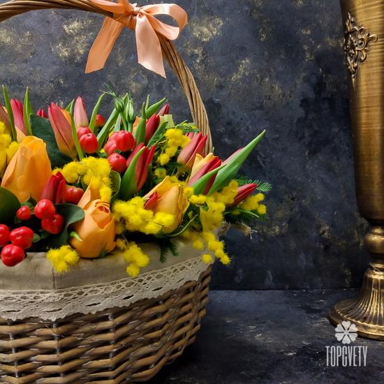Тюльпаны и мимоза в корзине