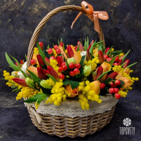 Тюльпаны и мимоза в корзине