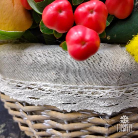 Тюльпаны и мимоза в корзине