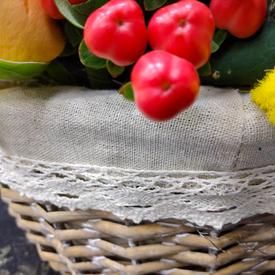 Тюльпаны и мимоза в корзине