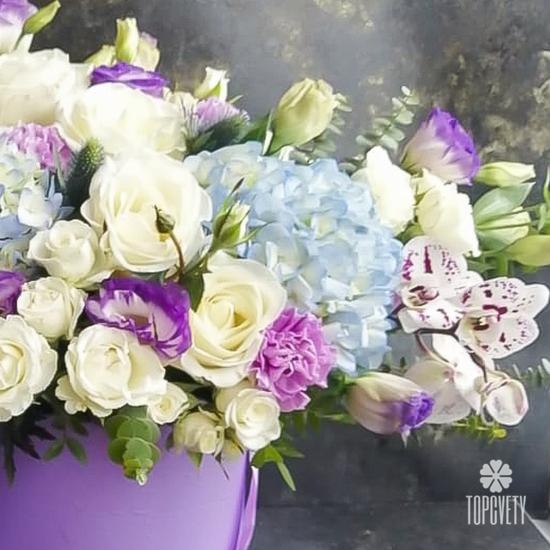 Букет из гортензий, кустовых роз и орхидей в коробке