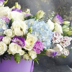 Букет из гортензий, кустовых роз и орхидей в коробке