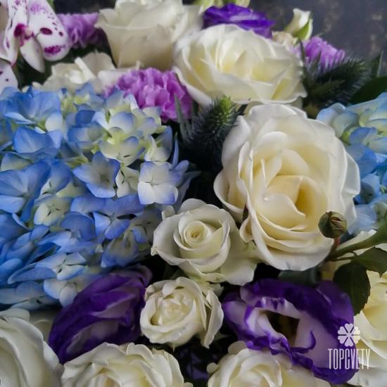 Букет из гортензий, кустовых роз и орхидей в коробке