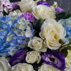 Букет из гортензий, кустовых роз и орхидей в коробке