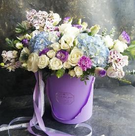 Букет из гортензий, кустовых роз и орхидей в коробке