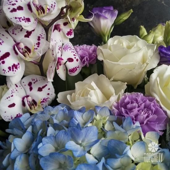 Букет из гортензий, кустовых роз и орхидей в коробке