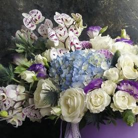 Букет из гортензий, кустовых роз и орхидей в коробке