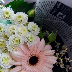 Букет из гортензий, кустовых роз и гербер 