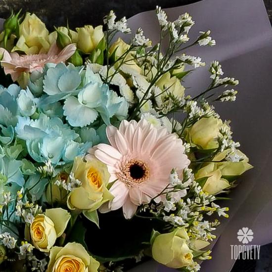 Букет из гортензий, кустовых роз и гербер 