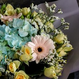 Букет из гортензий, кустовых роз и гербер 