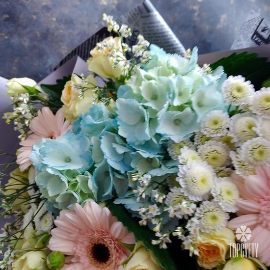 Букет из гортензий, кустовых роз и гербер 