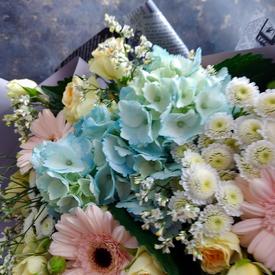 Букет из гортензий, кустовых роз и гербер 