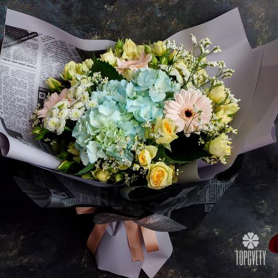 Букет из гортензий, кустовых роз и гербер 