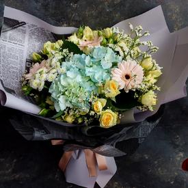 Букет из гортензий, кустовых роз и гербер 