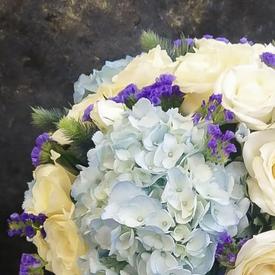 Букет из роз и гортензий в коробке 