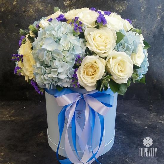 Букет из роз и гортензий в коробке 