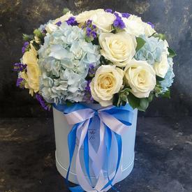 Букет из роз и гортензий в коробке 
