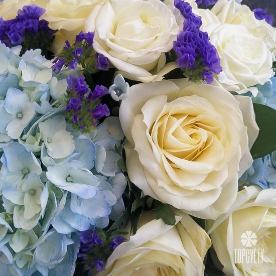 Букет из роз и гортензий в коробке 