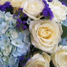 Букет из роз и гортензий в коробке 