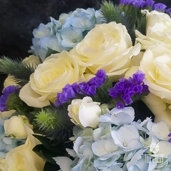 Букет из роз и гортензий в коробке 