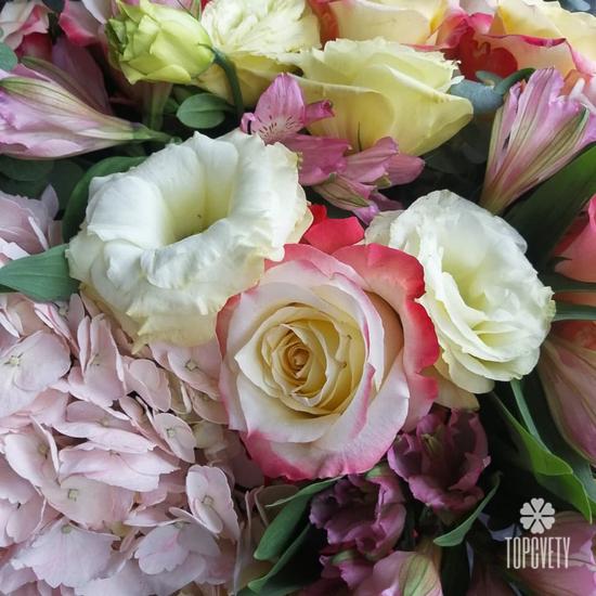 Букет из гортензий, роз и альстромерий в коробке 