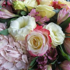 Букет из гортензий, роз и альстромерий в коробке 