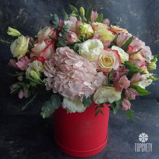 Букет из гортензий, роз и альстромерий в коробке 