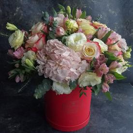 Букет из гортензий, роз и альстромерий в коробке 