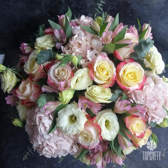 Букет из гортензий, роз и альстромерий в коробке 