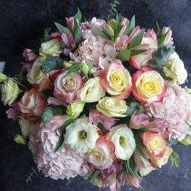 Букет из гортензий, роз и альстромерий в коробке 